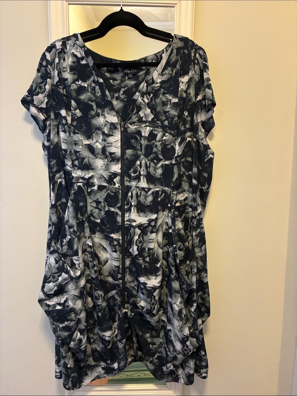 City Chic Black & White Abstract Zip-Front Tunic dress XL/22